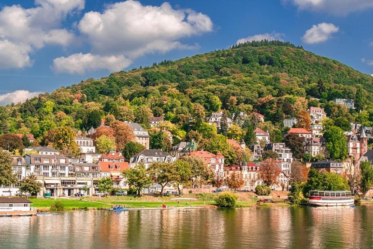 una città su una collina vicino a uno specchio d'acqua