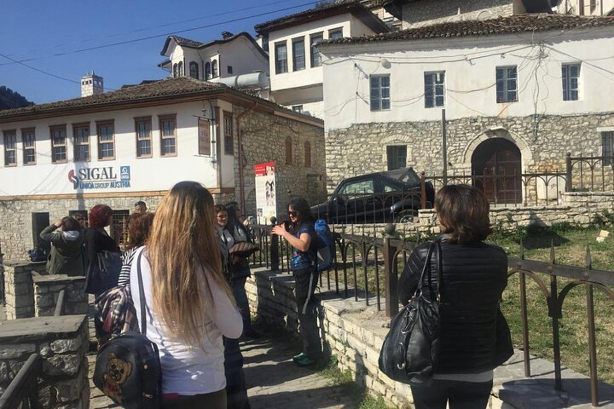 un grup de persones que es troben fora d'un edifici