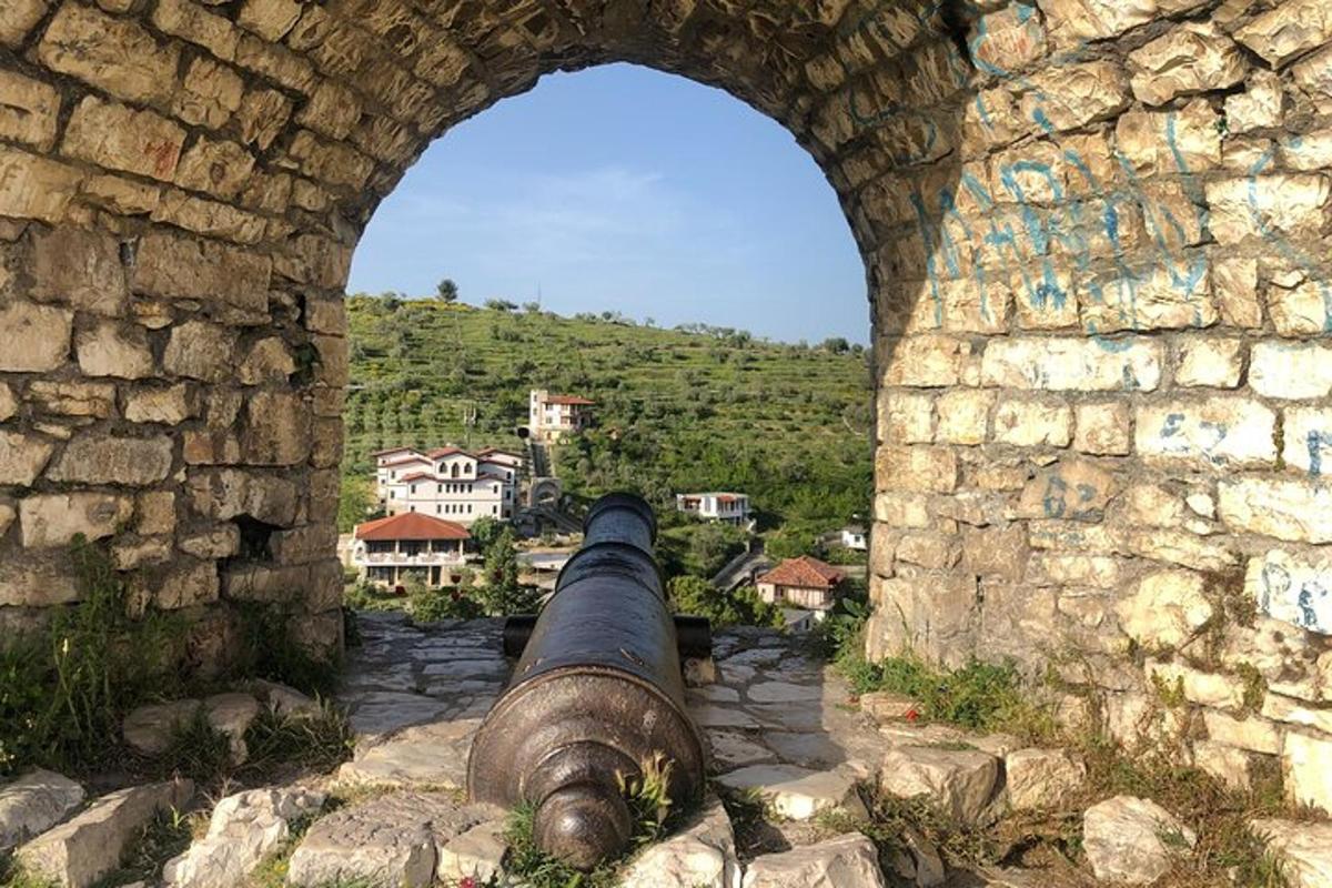 una vista d'un canó des d'un mur de pedra