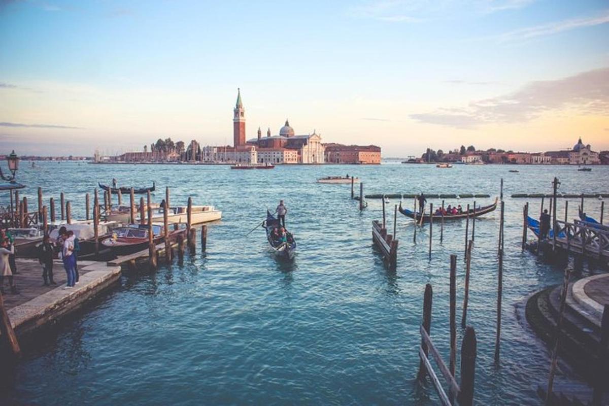 un cavallo nell'acqua accanto a un molo con barche