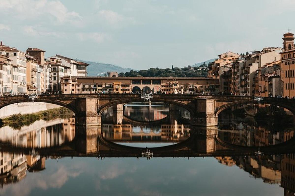 uma ponte sobre um rio em uma cidade com edifícios