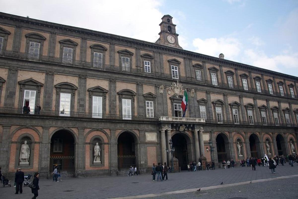 um grande edifício com uma torre do relógio no topo