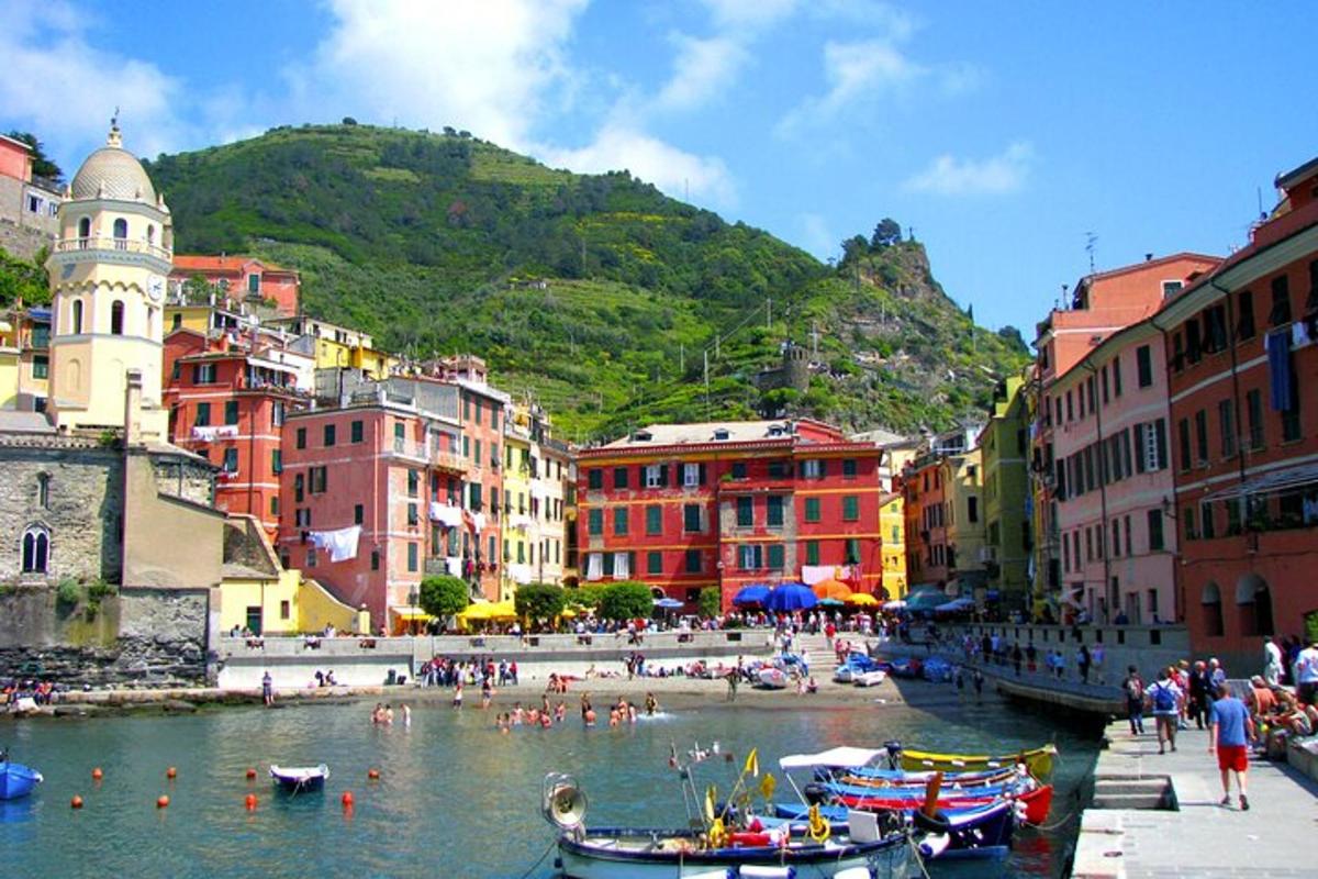 un gruppo di barche in acqua in una città