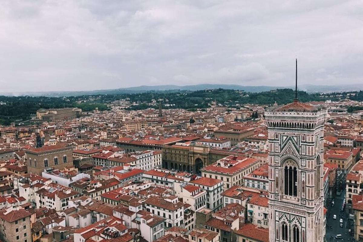 uma vista aérea de uma cidade com uma torre do relógio