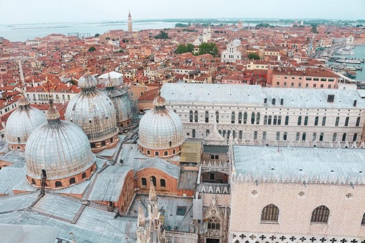 una vista aerea delle cupole di un edificio