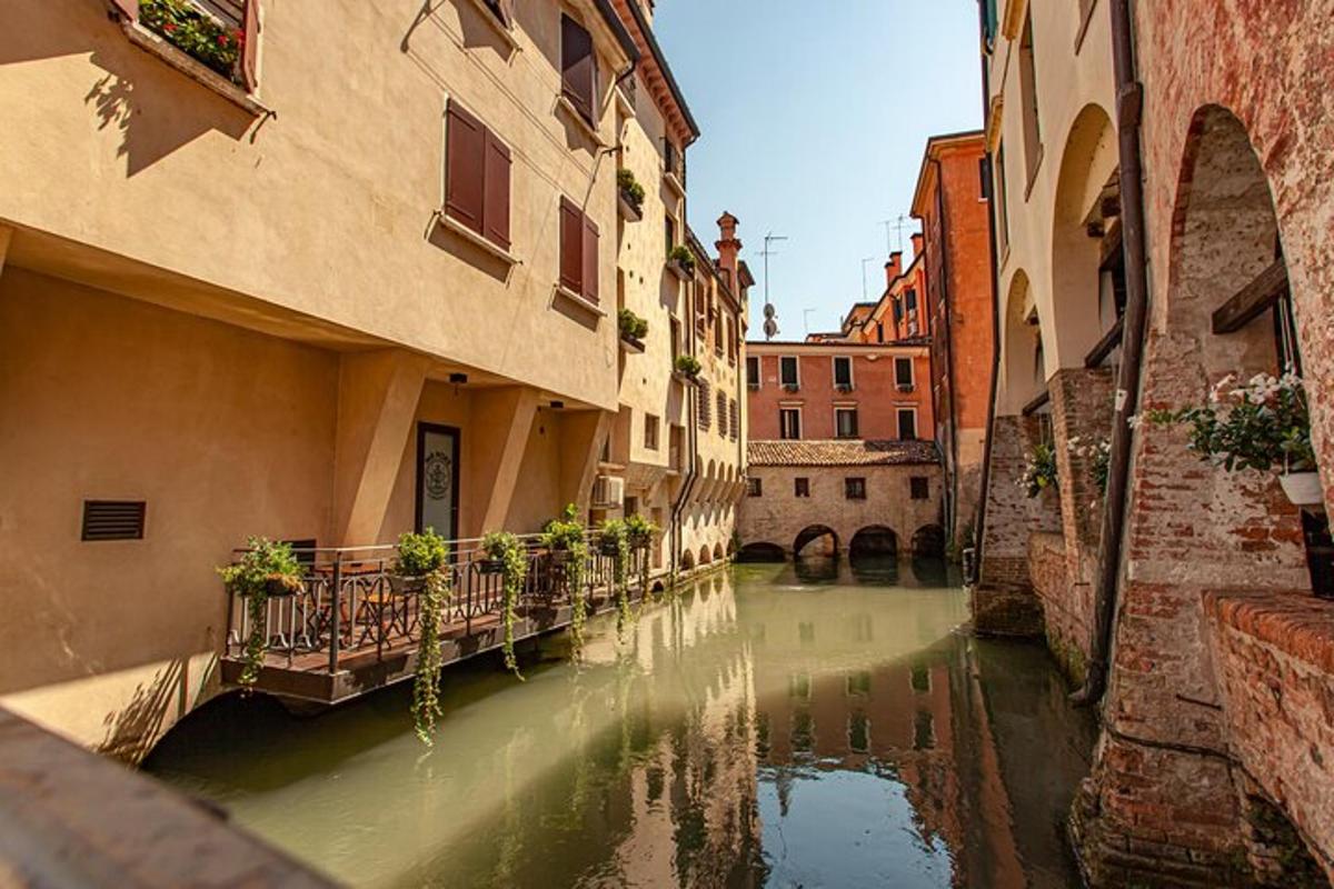 un canale in un vicolo tra due edifici