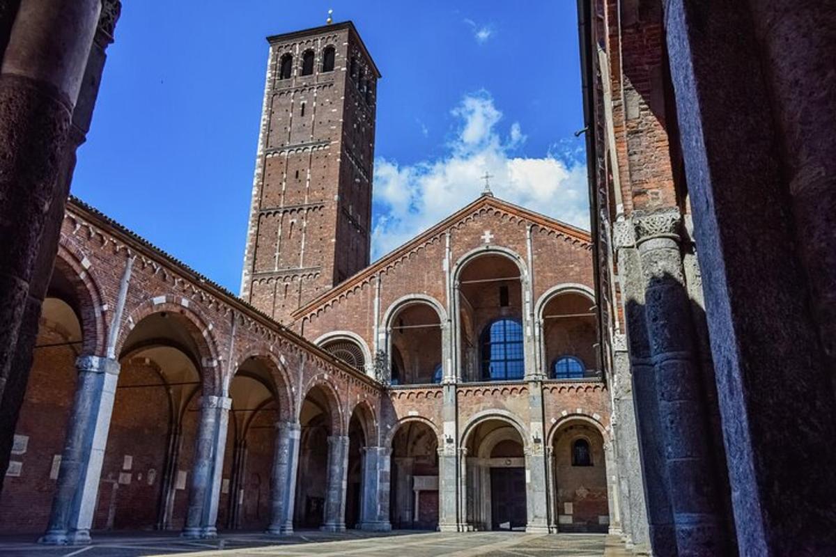 um grande edifício de tijolos com uma torre de relógio alta