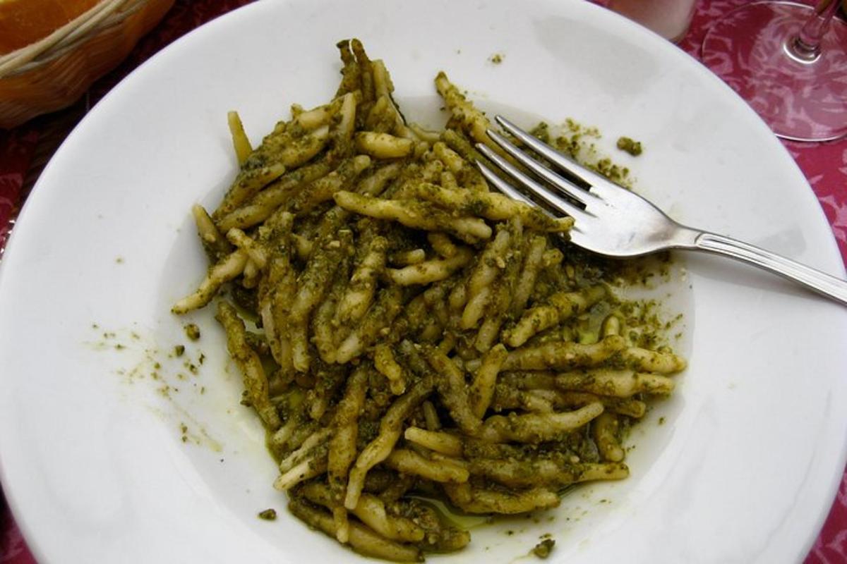 diskur af pasta með gaffli á