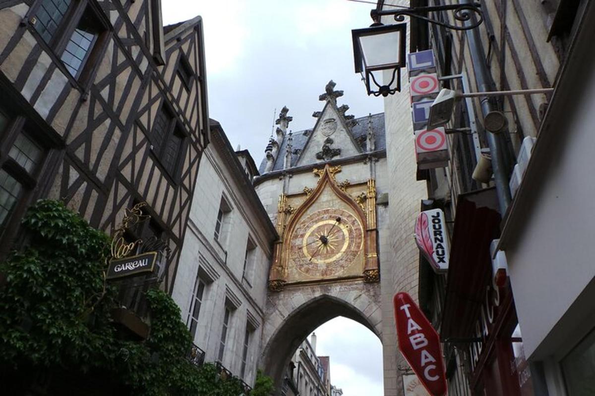 un arco con un orologio sul lato di un edificio