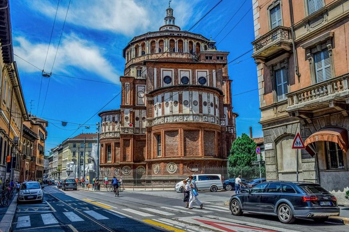 visoka stavba na prometni mestni ulici z avtomobili