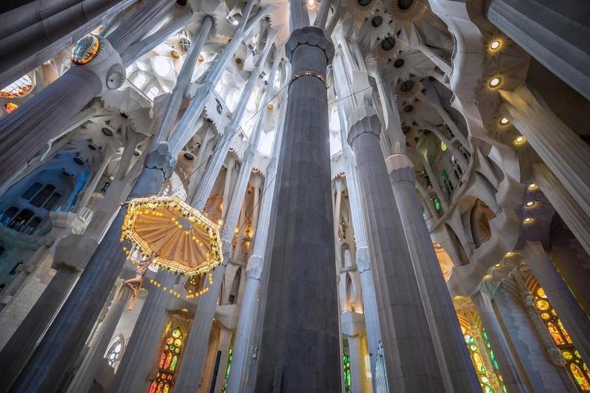 una grande cattedrale con un grande pilastro e vetrate colorate