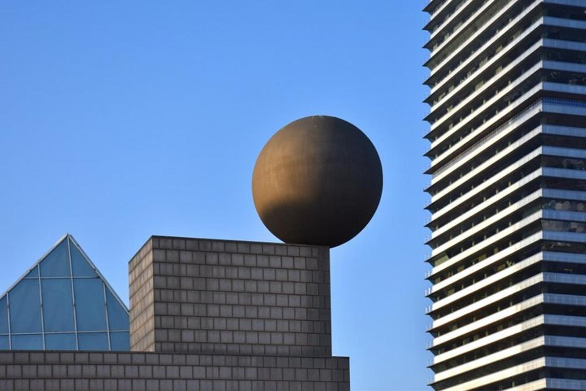 una grande sfera si trova in cima a un alto edificio