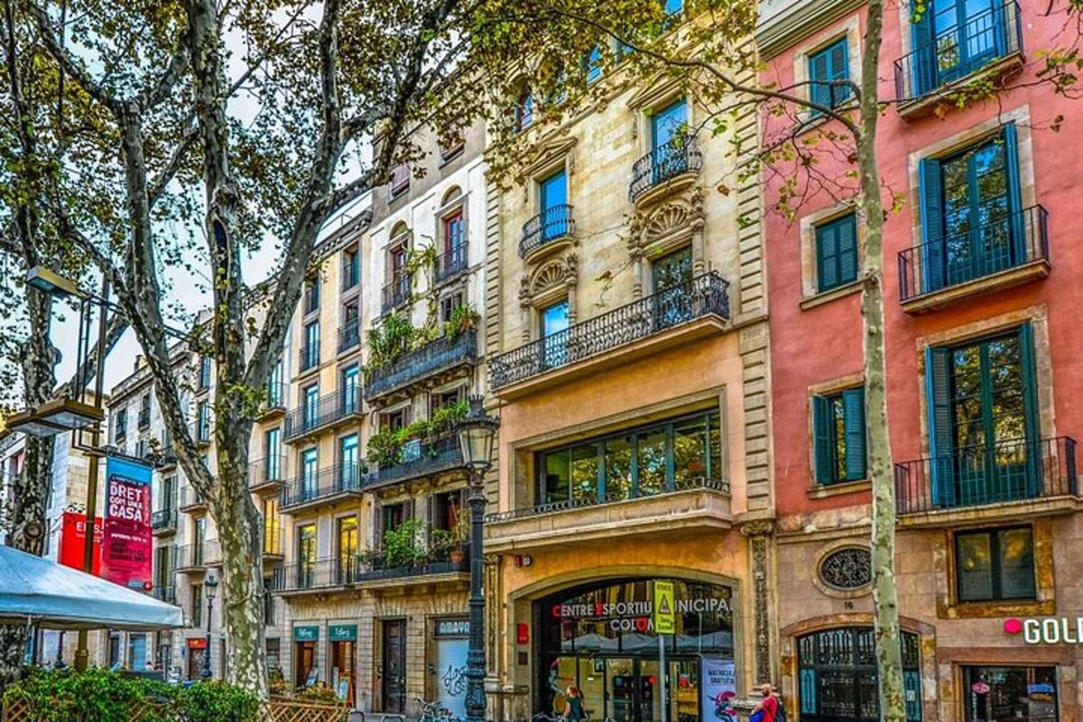 un edifici alt amb balcons en un carrer de la ciutat