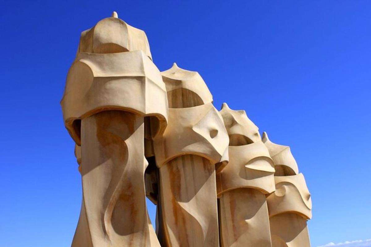 un primer pla d'una escultura davant d'un cel blau