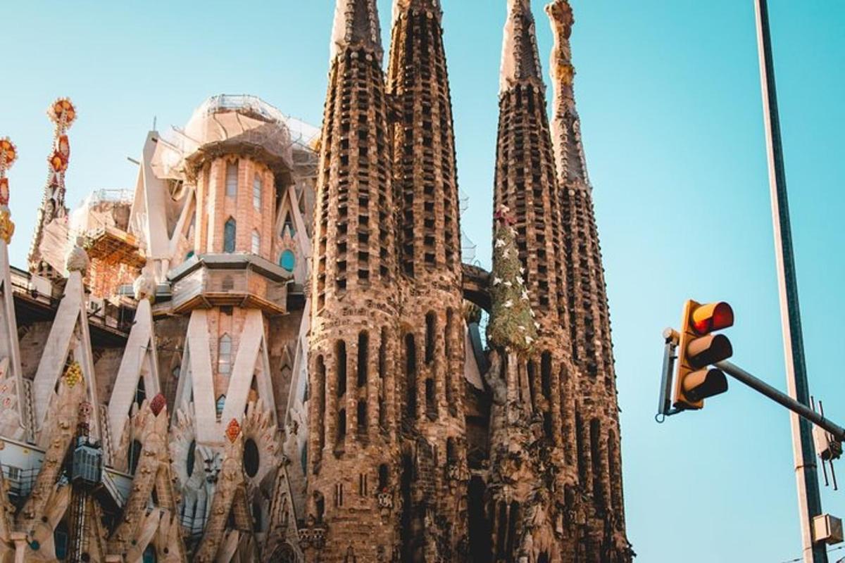 una grande chiesa con alte torri e un semaforo