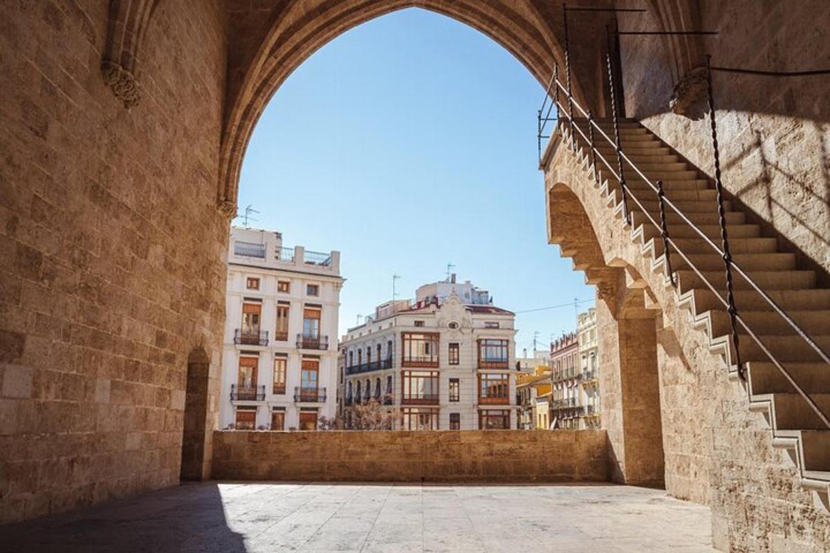 un arc en una ciutat amb edificis al fons