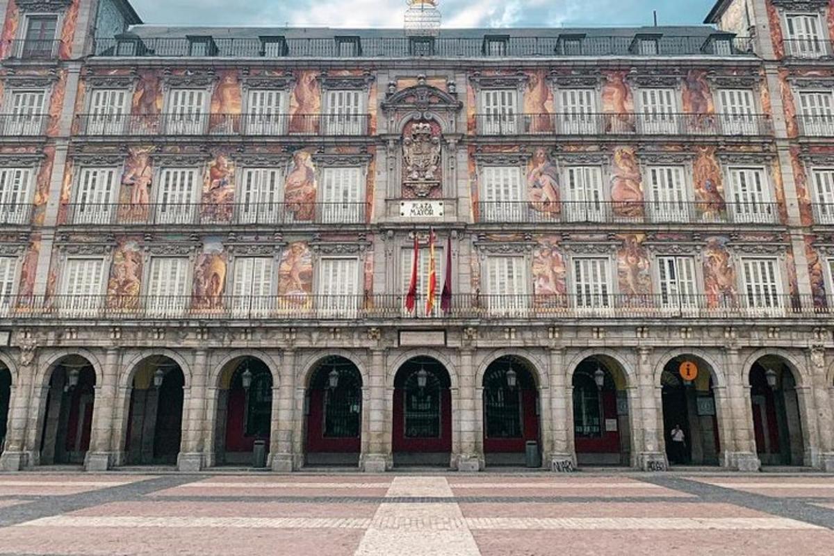 un grande edificio con ritratti sui lati