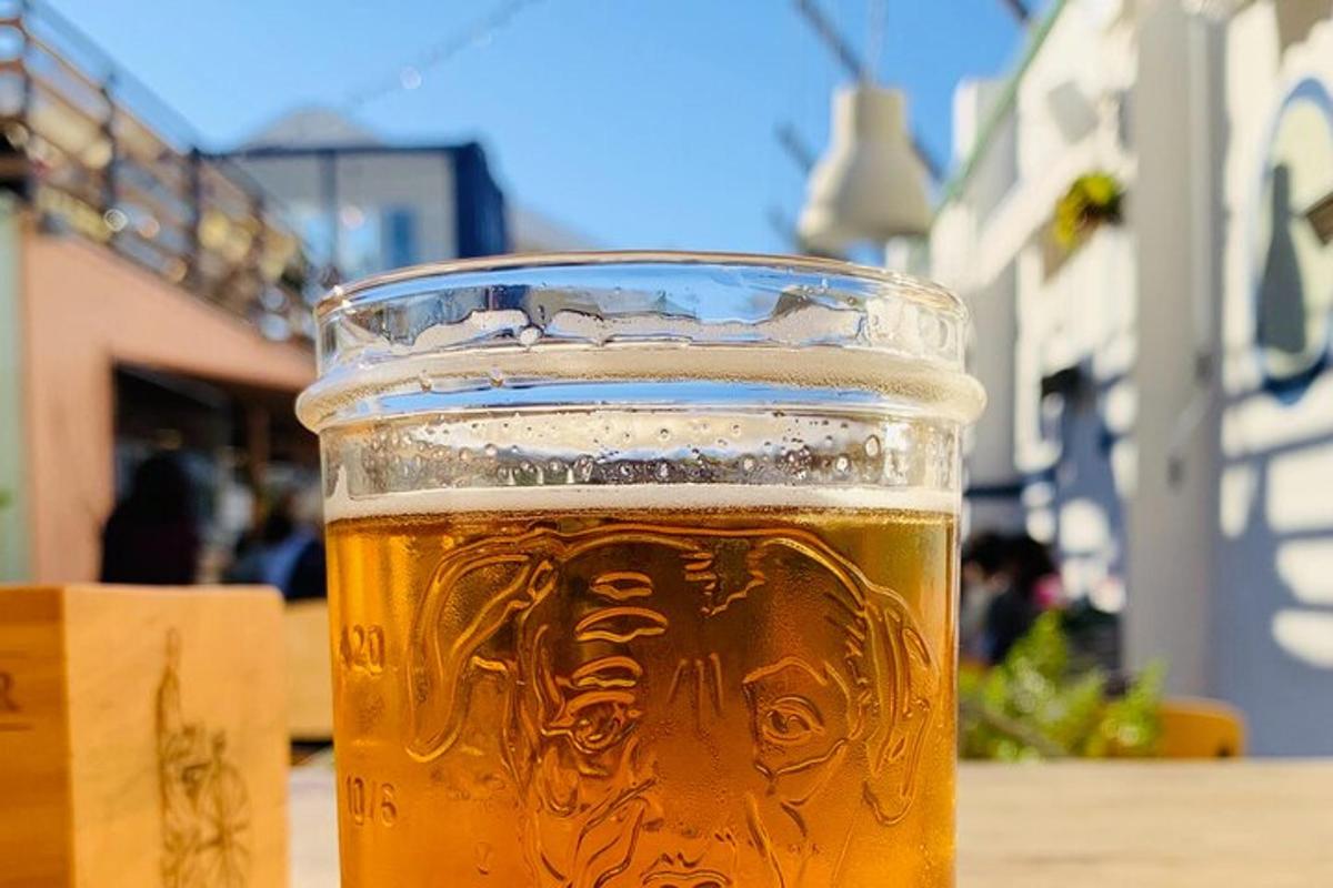 un bicchiere di birra appoggiato su un tavolo