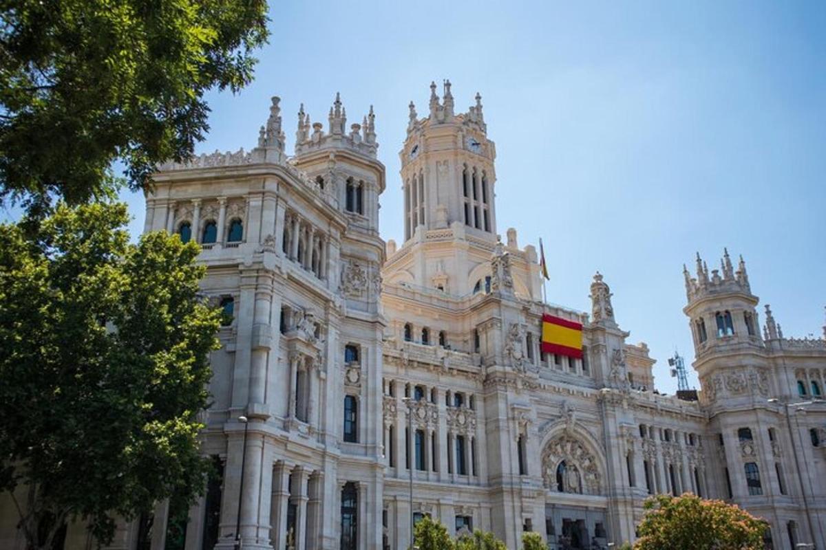 un grande edificio con una bandiera di fronte
