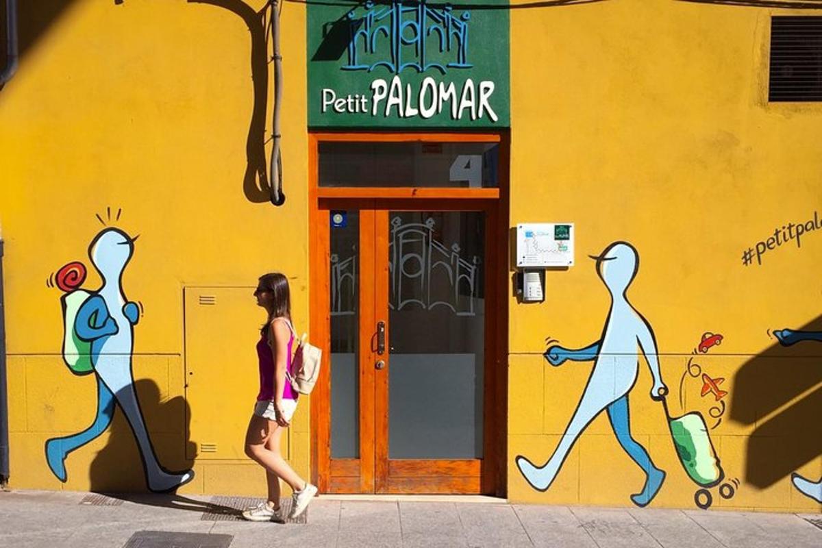 una dona passa per davant d'un quadre de persones en un edifici