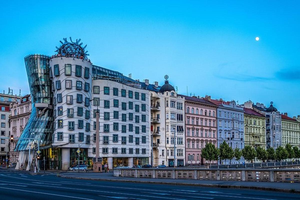 um grande edifício com uma cúpula de vidro no topo