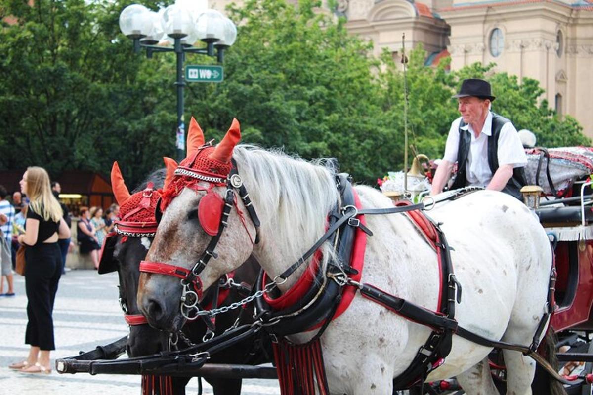 um homem andando em uma carruagem puxada por cavalos