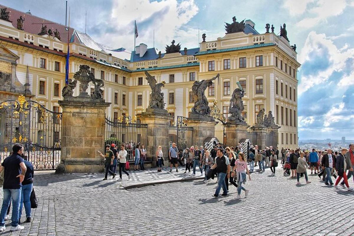 minia žmonių, einančių priešais pastatą