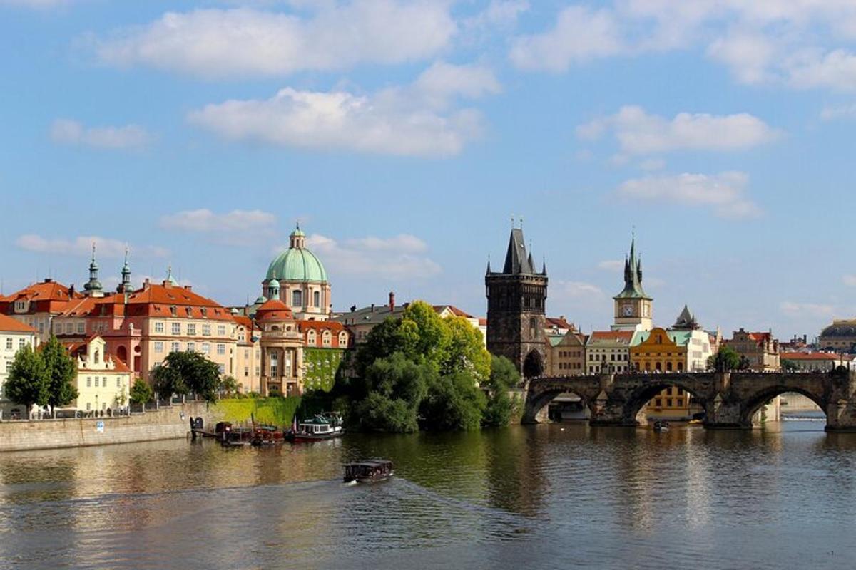una ciudad con un puente y un río con edificios