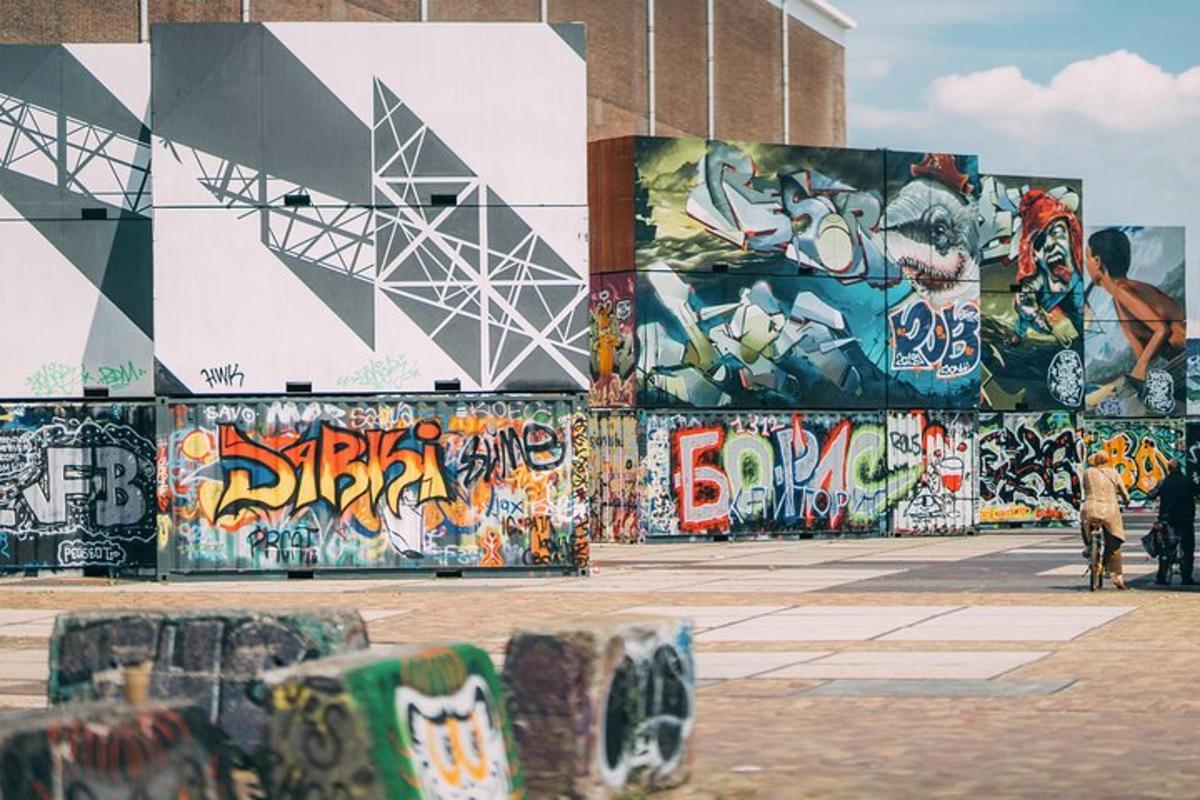 dinding yang dipenuhi grafiti dengan banyak grafiti