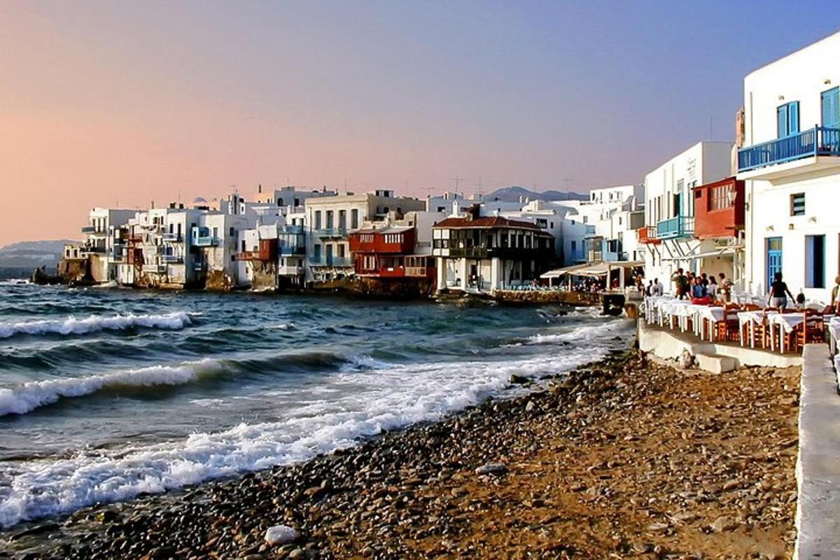 skupina stavb na plaži ob oceanu