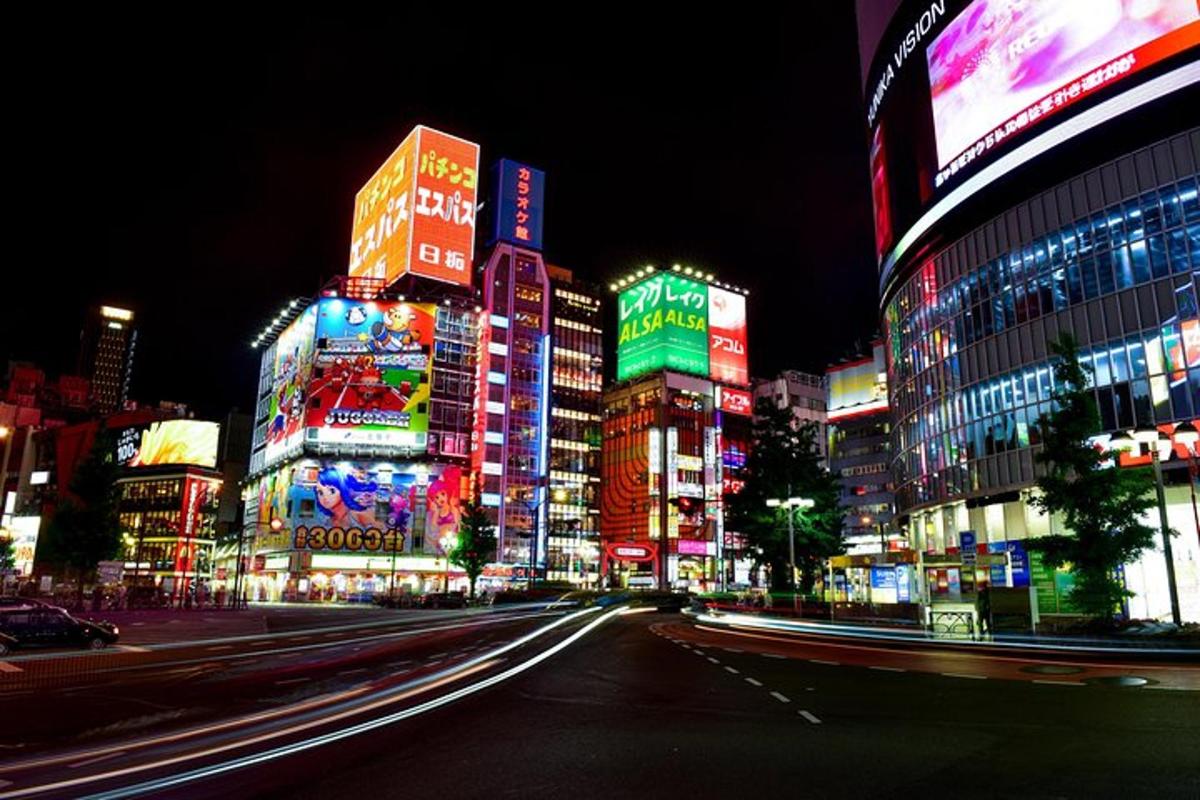 una città illuminata di notte con edifici