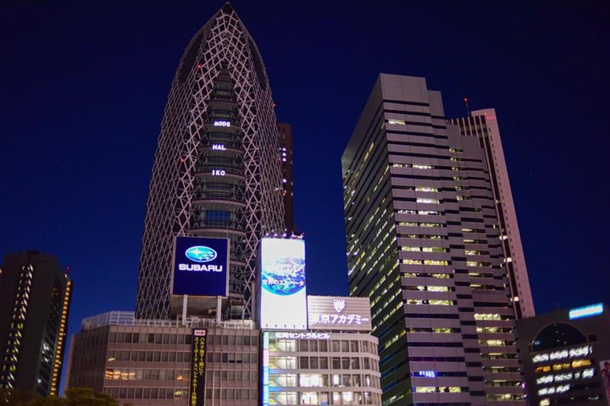 un gruppo di alti edifici in una città di notte
