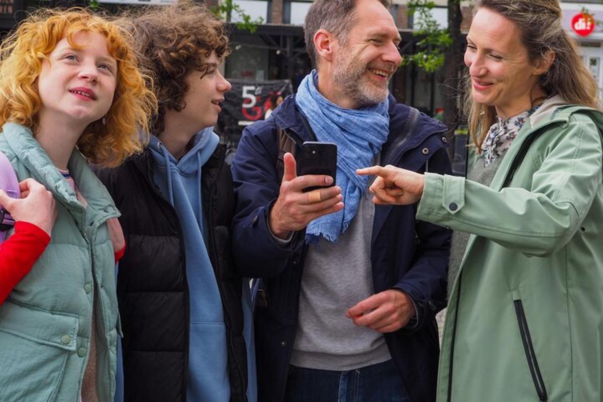 un grupo de personas mirando un teléfono celular
