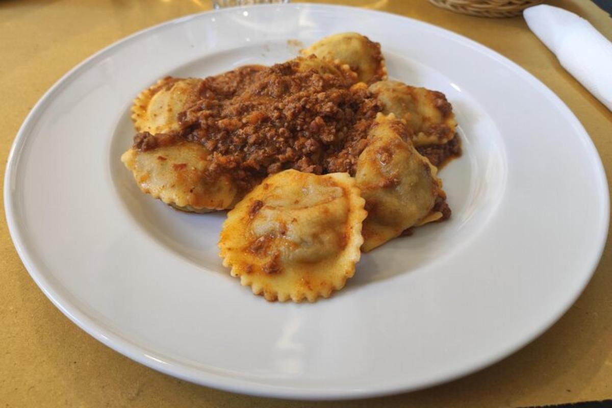 un plat blanc amb menjar a la taula