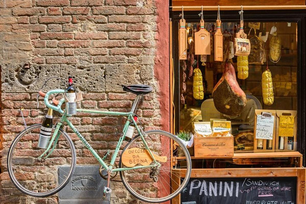 una bicicletta è parcheggiata davanti a un negozio
