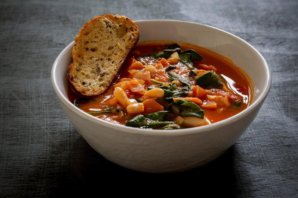 un bol de sopa amb un tros de pa a dins