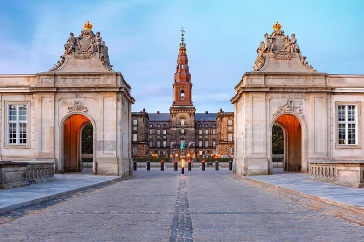 un grande edificio con una torre dell'orologio sullo sfondo