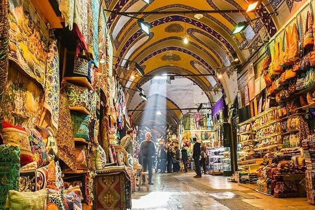 سوق مع الناس يتجولون في السوق مع المحلات التجارية