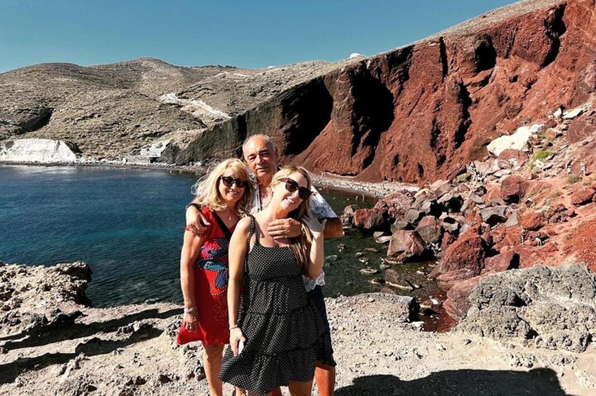 Δύο γυναίκες και ένας άνδρας στέκονται δίπλα σε ένα υδάτινο σώμα