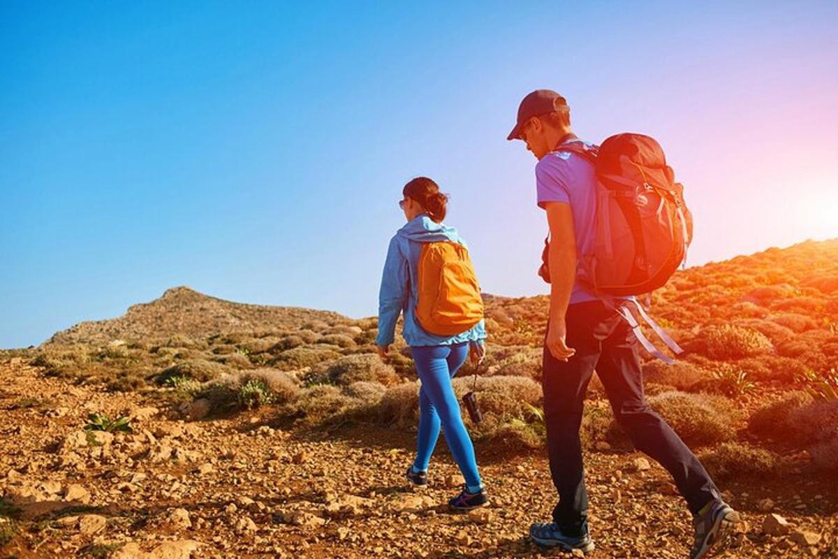 zwei Personen mit Rucksäcken wandern auf einem Berg