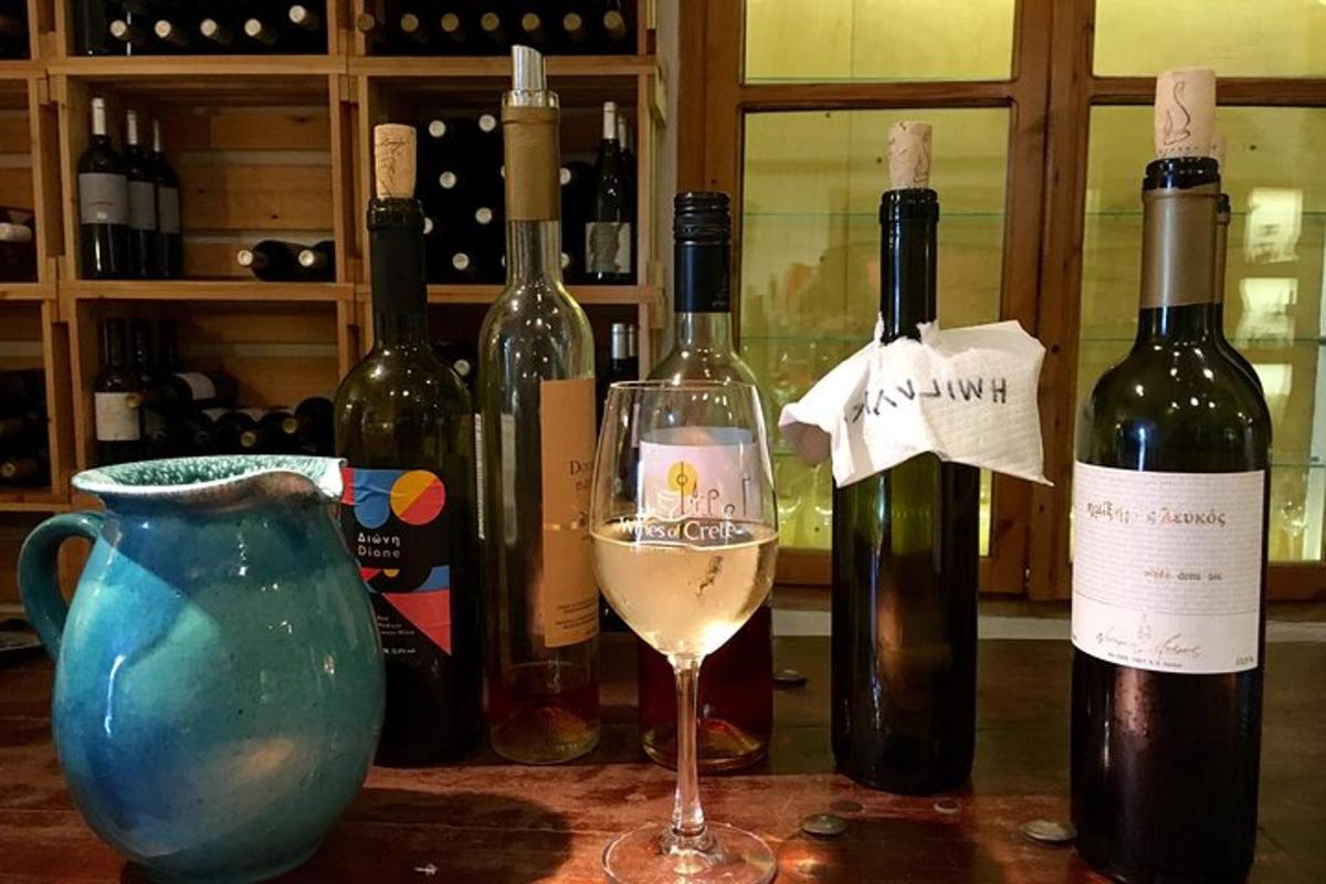 ein Tisch mit Weinflaschen und einem Glas Wein
