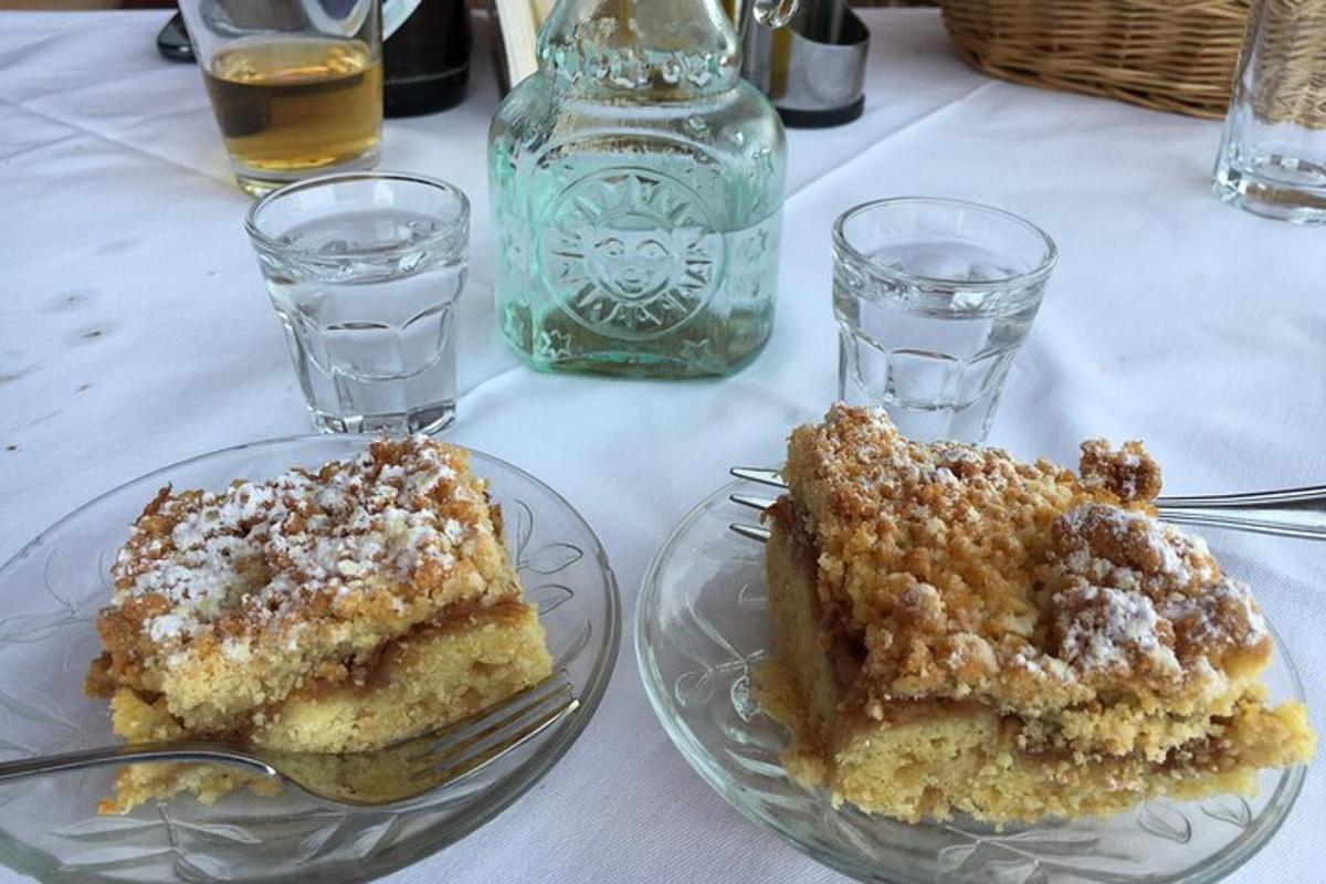 zwei Teller Kuchen auf einem Tisch mit Gläsern