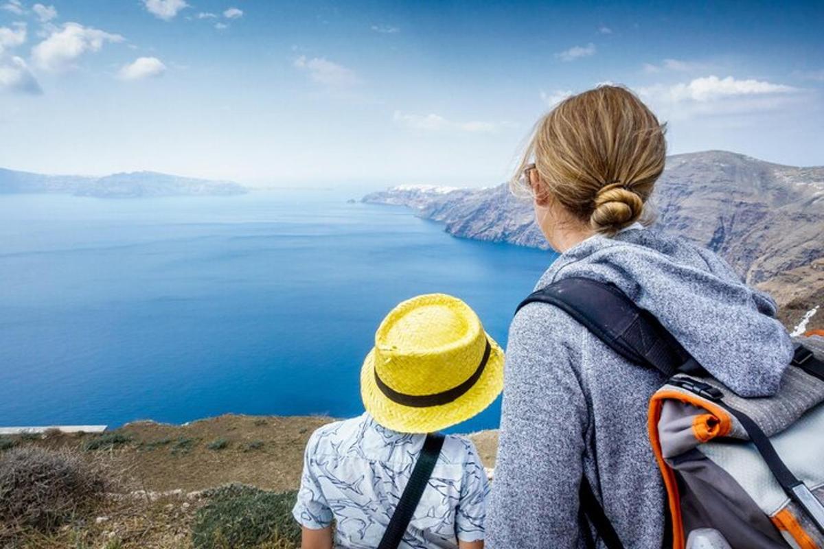 žena a dieťa stojace na kopci a pozerajúce sa na oceán