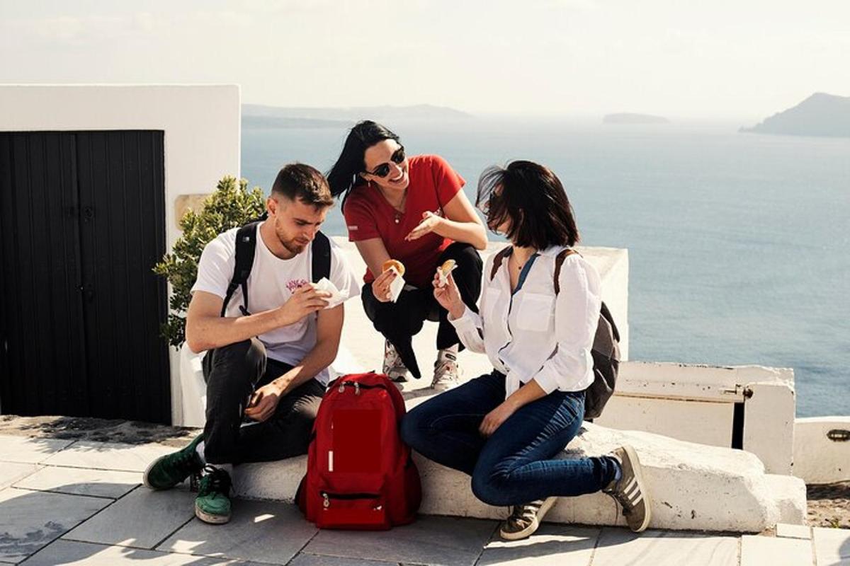 un grup de persones assegudes mirant els seus telèfons mòbils