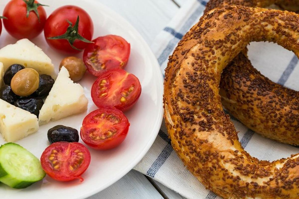 un plat de menjar amb tomàquets i formatge i un bagel