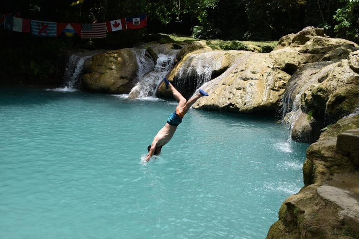 o persoană care se scufundă într-o piscină cu apă