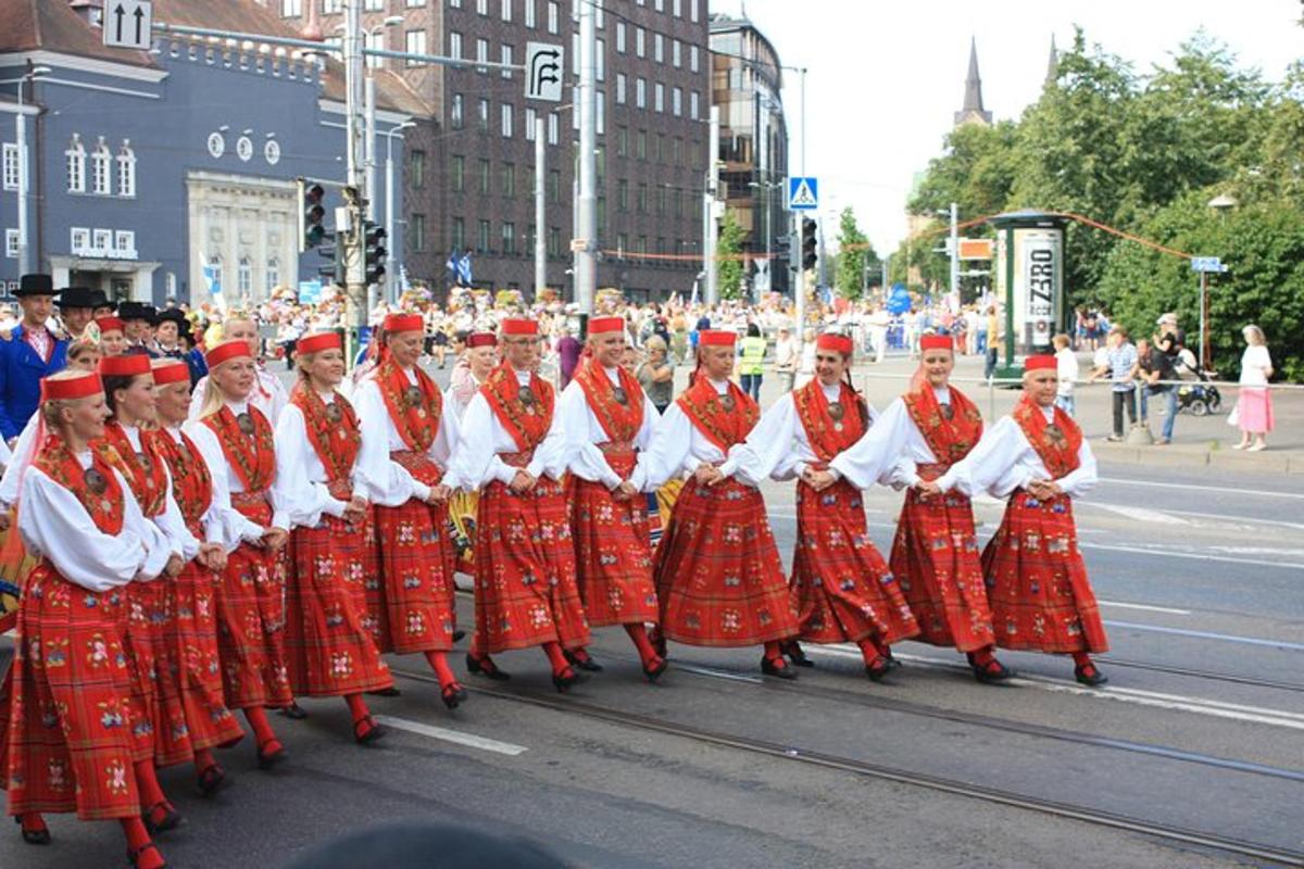 Un grupo de personas en bailes tradicionales en un desfile.
