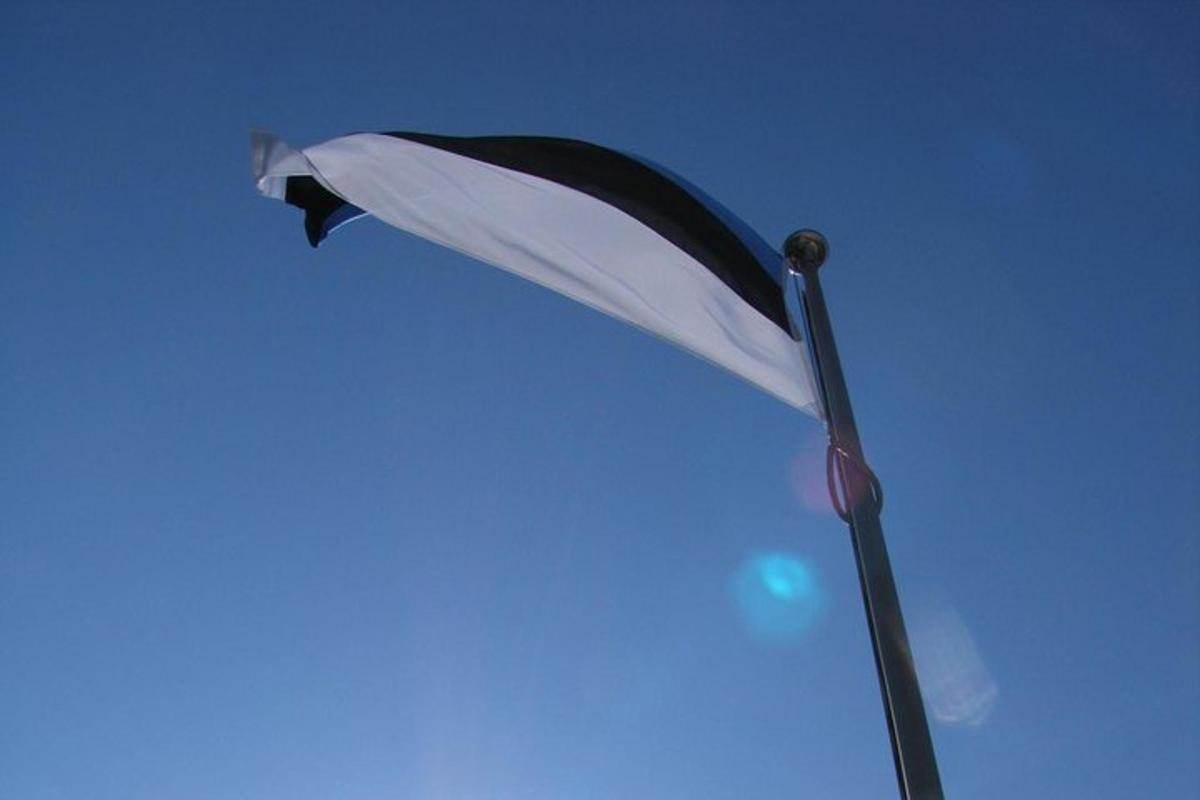 una bandera ondeando en el cielo azul