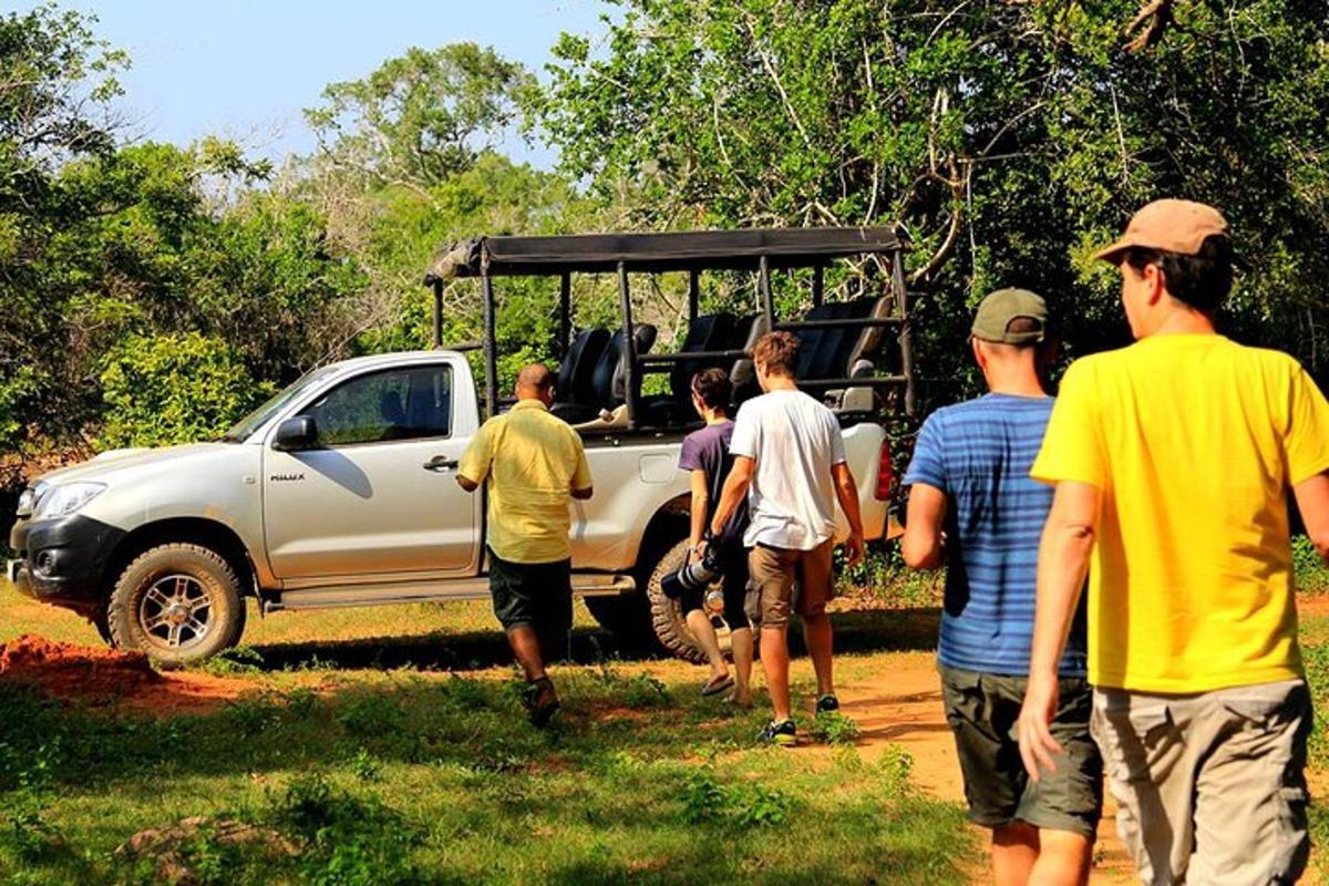 un grup de persones al voltant d'un camió blanc