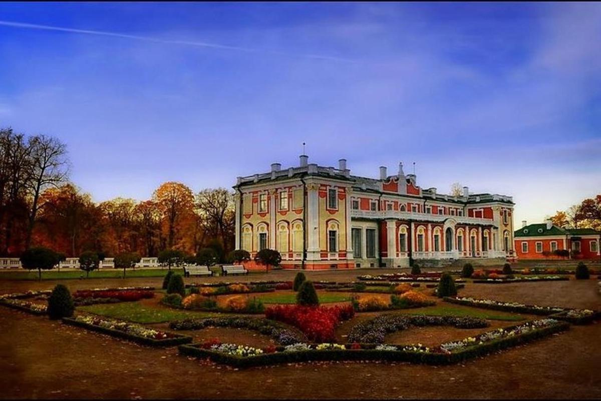 Una casa grande con un jardín delante de ella.